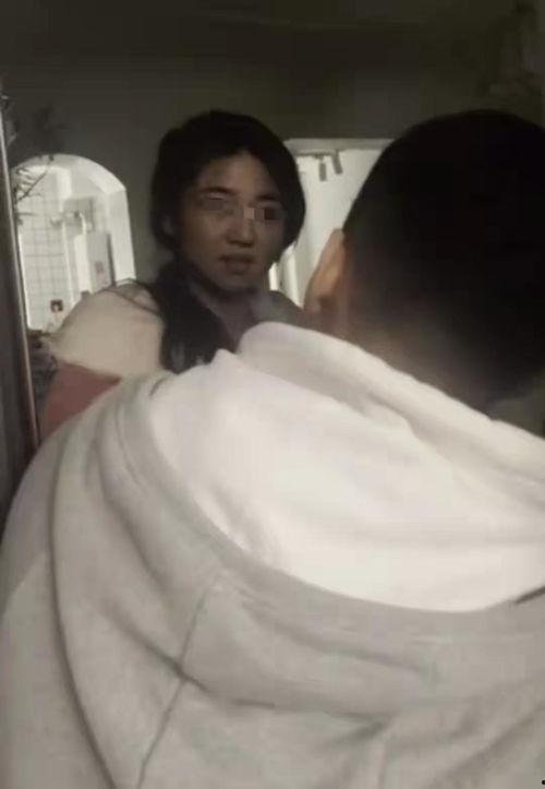 晚晚陪奶奶吃瓜视频,与奶奶共享夏日瓜果时光
