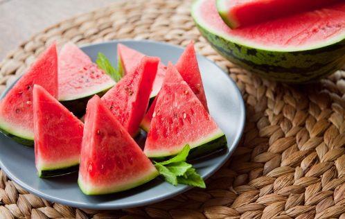 吃瓜搬板凳的视频,搬板凳现场直播