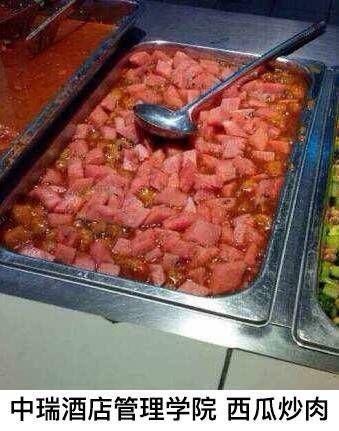 食堂吃瓜吐舌头的视频,吃瓜吐舌头的欢乐瞬间