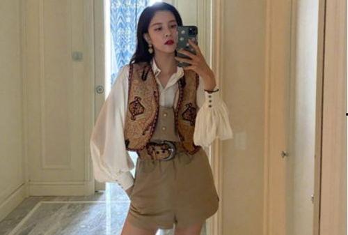 白衣服女子吃瓜视频