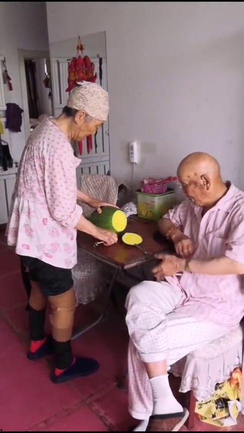 老人家的吃瓜视频,短视频中的生活百态